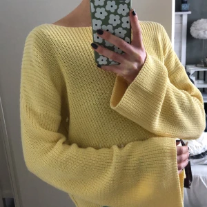 Stickad tröja NA-KD - Gul stickad tröja från NA-KD. Använd fåtal gånger