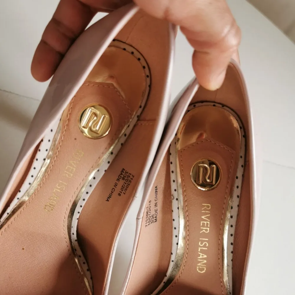 Väldigt fin River island högklackade skor i beige/rosa färg stl: 36 Fint skick. Skor.