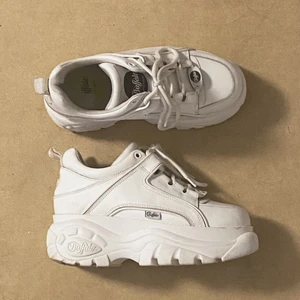 buffalo sneakers - funderar på att sälja dessa. väl skötta. passar med allt imo. självklart tvättas innan de skickas. strl 39