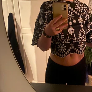 Zara blus  - En blus med hålat mönster och vida ärmar, från Zara. Svart och vit. Sparsamt använd. 💕💕