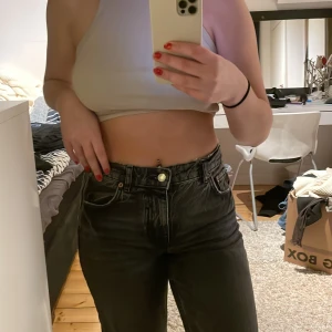 Tvättade svarta jeans - Urtvättade svarta jeans, sååå sköna, ganska lågmidjade