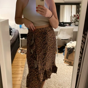 Leopardkjol  - Stängs genom dragkedja på höften som inte skaver. 