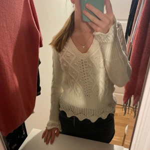 Stickad tröja - Jättefin tröja från red valentino i jättebra kvalitet. Jag köpte denna vintage så den är inte i nyskick. Jättemysig till vintern!! Det står ingen storlek men passar mig som har S. Köparen står för frakt💗