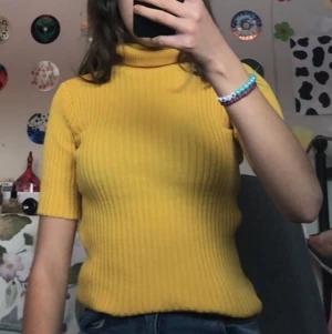 Gul stickad tröja med polokrage - Säljer denna gula stickade tröja med polokrage. Fint skick men säljer pga att den inte kommer till användning. Lite längre än vad den är på bilden för har vikt upp den lite. Om annan frakt önskas löser jag det.