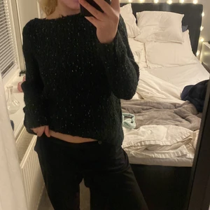 SNYGG TRÖJA - En grön stickad tröja i ett super skönt, mjukt material. Använder få gånger, nypris var ca 700 kr. Köpare står för frakt. 