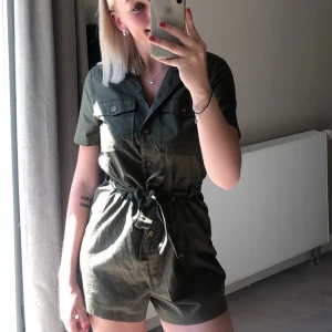 Byxdress - Säljer denna gröna byxdress som är använd fåtal gånger,super fin men den kommer inte till användning längre