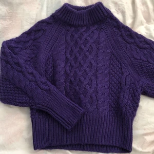 Lila stickad tröja - Säljer denna lila stickade tröja då den inte kommer till användning. Har endast använt den en gång and that’s it därav priset. Den  är i storlek S och lite cropped samt hög i kragen