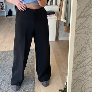 Kostymbyxor  - Superfina vida kostymbyxor. Jättefint skick men säljes då de är för stora för mig. Är 160 och det är för långa så passar även någon som är närmare 170. 