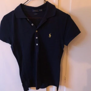 Ralph Lauren piké  - Marinblå piké. Strl S. Använd ett fåtal gånger.