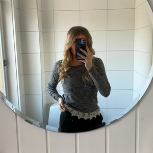 topp med spetsdetalj - använd ett par gånger, något kort i armarna för mig🖤 pm vid frågor/ önskemål om fler bilder