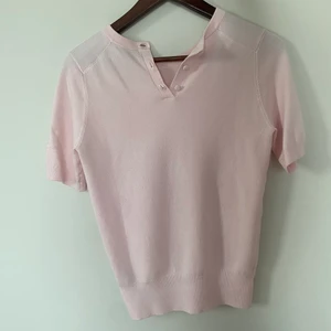 Rosa zara tröja  - Mjuk och fin tröja i rosa från zara, använd fåtal gånger så i perfekt skick! Skriv för fler bilder!