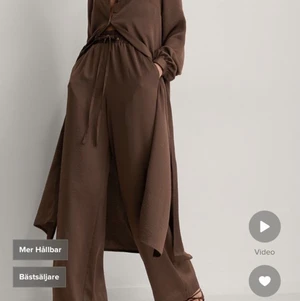 Bruna satinbyxor - Säljer mina bruna satin byxor från NA-KD, aldrig använda, köpta för 400kr