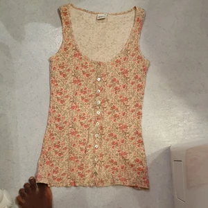 Lila söt väst - Säljer den söt och unik väst som är slut såld och passar xs_ m eftersom den stretcher.Finns fler bilder och matcherar med allt