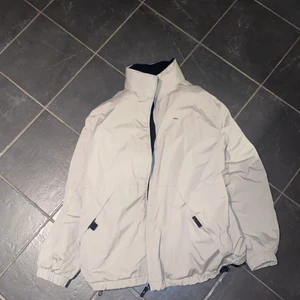 Beje Lacoste jacka - Inget fel på jackan den är bara för stor för mig.