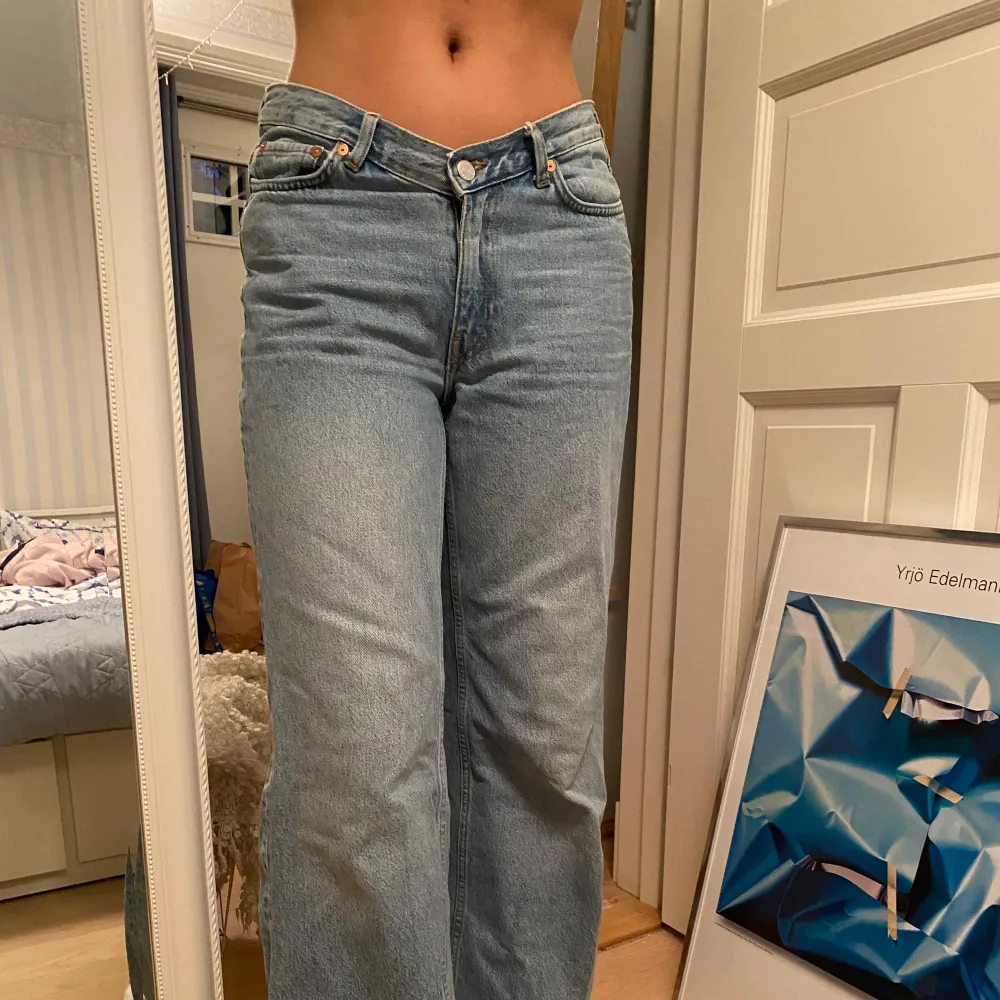 Weekday lowaisted jeans. Köpta för 600kr säljer för de inte kommer till användning. . Jeans & Byxor.