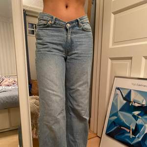 Weekday lowaisted jeans. Köpta för 600kr säljer för de inte kommer till användning. 