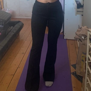 Svarta byxor i skönt material  - Något slag av kostymbyxa skulle ja säga , i vilket fall väldigt snygga men lite för stora för mig. Midjemått på byxorna: 67/68