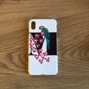 Caseapp skal - iPhone XsMax skal som är vit med svart grön och rosa detaljer. Köparen står för frakten. 