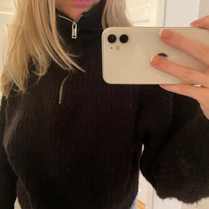 Stickad tröja med krage  - Svart stickad tröja från Gina tricot. Helt slutsåld på hemsidan. Använd ett fåtal gånger och är i bra skick. Hör av er vid fler frågor 🤍