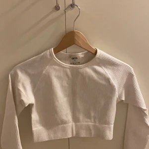 Aim’n kropps träningstopp - Storlek M, i princip ny för använd 2-3 gånger enbart! Färg: vit 