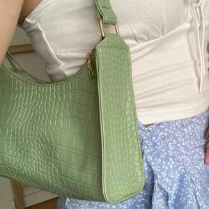 En jätte fin handväska med ”aligator” mönster helt ny och bra skick! (inte jag på första bilden)