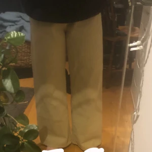 Jeans - Säljer dessa snygga, beiga jeans från Gina tricot. De är ganska baggy och relativt högmidjade. Köptes för 400-500kr är inte riktigt säker. Har använts sällan och är i fint väldigt fint skick. Jag säljer de för att jag inte har använt de på över ett år och tror inte jag kommer få tillfälle att göra det heller! Kontakta vid intresse. Köparen står för frakt💕