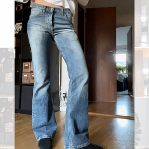 Lågmidjade lee jeans - Säljer mina lågmidjade favoriter från Lee. Modellen ”Denver” som inte säljs längre, knappt använda. Jag är en 36a, 173cm, de är även så snygga om man är lite mindre i storlek och de får sitta oversized. 💙💙