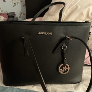 Väska  - Köpt i Grekland för några år sedan. Använd fåtal gånger. Det gör att posta men då blir det dyra