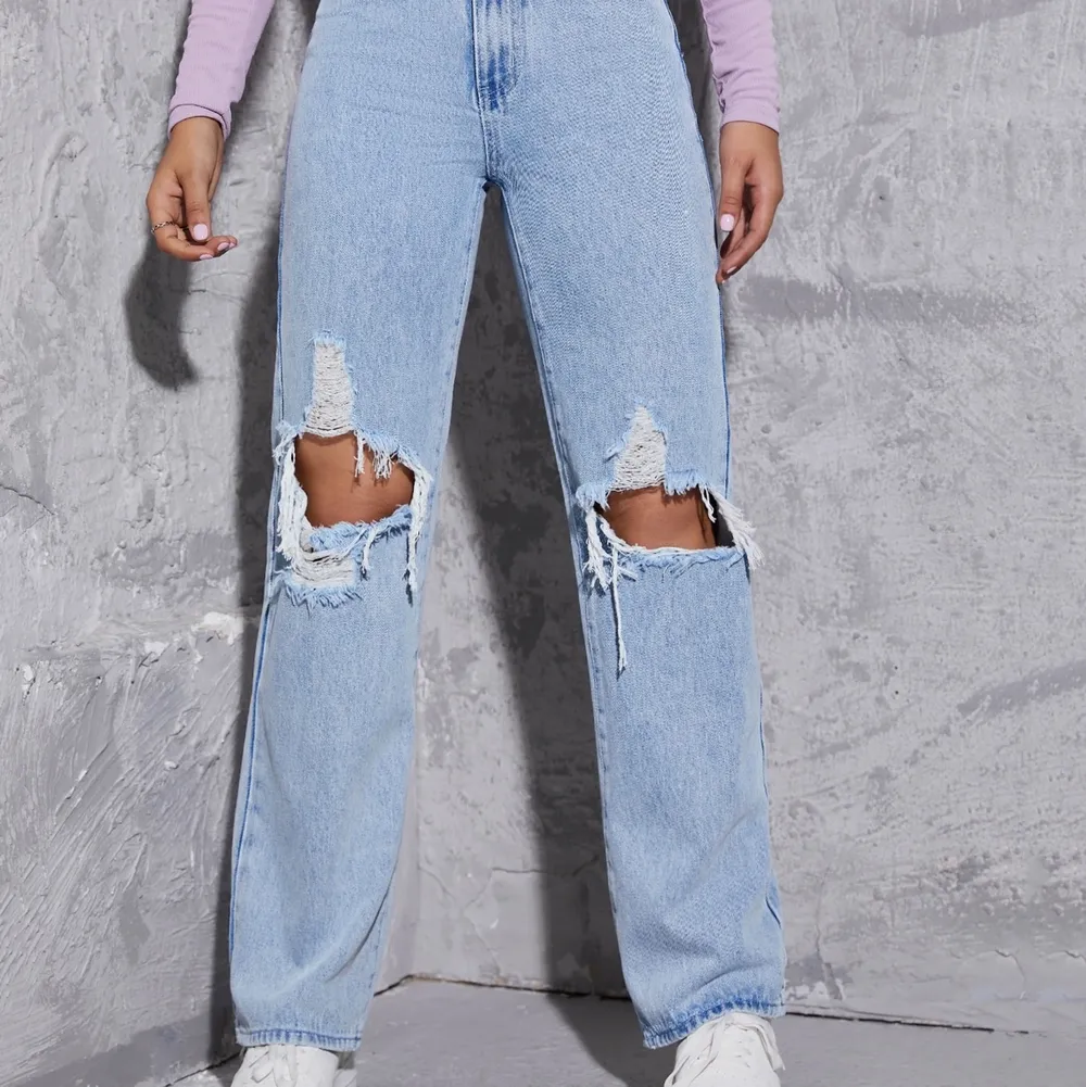 Snygga blåa jeans från shein💙  Går att användas är ba lite snea vid rumpan. Själv är jag 162cm och de passade väldigt bra i längden. Funkar som XS/S :) För mer info skriv till mig💙. Jeans & Byxor.