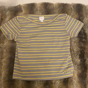  Randig grå och gul Calvin Klein Jeans T-shirt. Haft i flera år men används inte längre hihi.Storlek large men sitter bra på många storlekar beroende på hur du vill att Passformen ska vara. rött hjärta