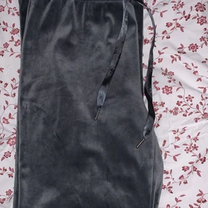 Mjukisbyxa från ginatricot!✨ - Den klassiska mjukisbyxan i den gråa färgen! Storleken är S. Säljes för att den har blivit för kort som man kan se på sista bilden:/ väldigt synd för det var en mycket skön mjukisbyxa med snören om dem är för stora i midjan. Använda såklart men inte ”överanvända” så att de är slitna eller något sånt. Nypris var 299kr. Pris och mer info om byxan om du kontaktar mig! 