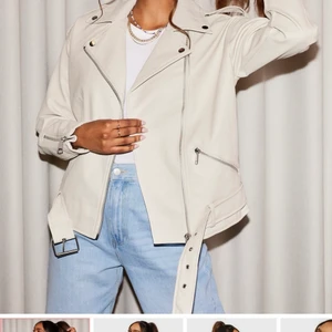 Ocersize boyfriend biker jacket  - Oversizemodell, skinnimitation, 100% polyester. Aldrig använd bara testad pga fel strl. Strl 36 passar både till S och M skulle jag säga. Finns i nybro, Kalmar men kan skickas mot porto 80 Kr. Nypris 500 Kr säljes billigt pga platsbrist 200 Kr💕