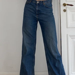 Mörkblå jeans från Monki  - Modell Yoko från Monki. Storlek W29, gott skick och passar till allt. Pris exklusive frakt. 