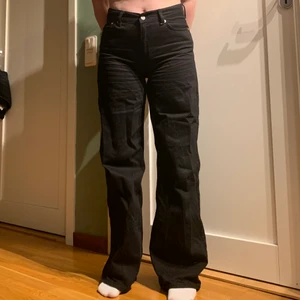 Mid rise svarta jeans från junkyard - Svarta mid rise, wide leg jeans från junkyard. Nypris: 500kr. Säljer dem för 250kr