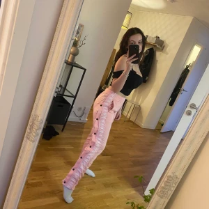 Trackpants från kappa - Säljer mina rosa trackpants från kappa i storlek XS. Finns snöre som går att knyta åt i midjan. Går även att ha de uppknäppta om man vill det.