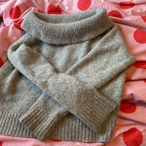 Grå tröja - Säljer min grå tjock tröja från hm i storlek 140⚡️💓 säljer för att den är för liten på mig! Super gosig och mysig⚡️