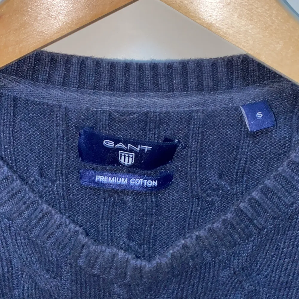 Stickad marinblå tröja från gant i storlek s men passar en xs. Aldrig andvänd.. Stickat.
