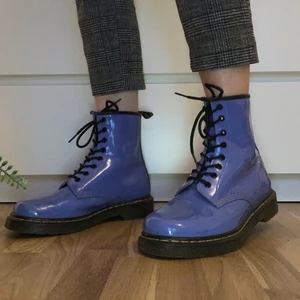 Dr. Martens strl 41 - Köpte dem i London 2014. Har använt dem några gånger, har tyvärr klottrat en liten klöver på dem, men annars är de i bra skick. 