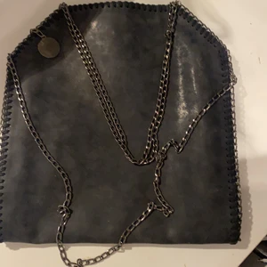 Stella mc cartney - jag säljer min aldrig använda stora likande stella mc cartney väska , helt ny så den är i väldigt bra skick