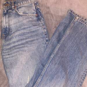 Säljer mina superfina jeans från Gina Tricot! Jeansen har två hål på ett ben och ett på det andra ( se på andra bilden ) vilket är superfint💫 Säljer pga att de inte kommer till användning längre. Köparen står för frakt❤️