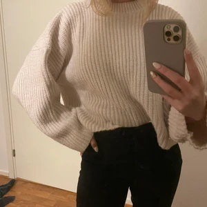 Stickad tröja - Den här köpte jag i present en gång till min syster, hon blev tonåring och valde bort den mot hoodies, sen dess har den legat i min garderob, UTAN KÄRLEK😿 den förtjänar det!! Vit, stickad, snygg, än en gång SNYGG ÄRM. Finns inte jättemycket att säga om den här, ni ser ju att den e snygg lixxx… 