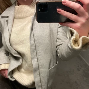 Ljusgrå jacka - Jätte fin ljusgrå kappa i rak blazer aktig passform, ser fortfarande ny ut trotts användning, inga skavanker 