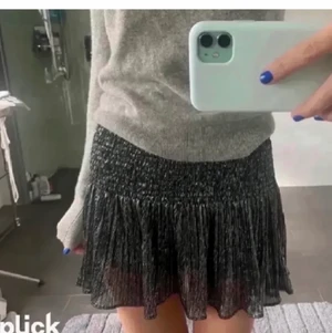 Kjol - Jätte fin slutsåld kjol från zara, strolek xs lite några enstaka trådar som händer ut men ingen som man ser be privat för fler bilder på den, om flera intresserade blir de budgivning 