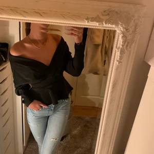 Svart Off-shoulder topp - Svart Off-shoulder topp med volang. Använd 3 gånger men är i nyskick.
