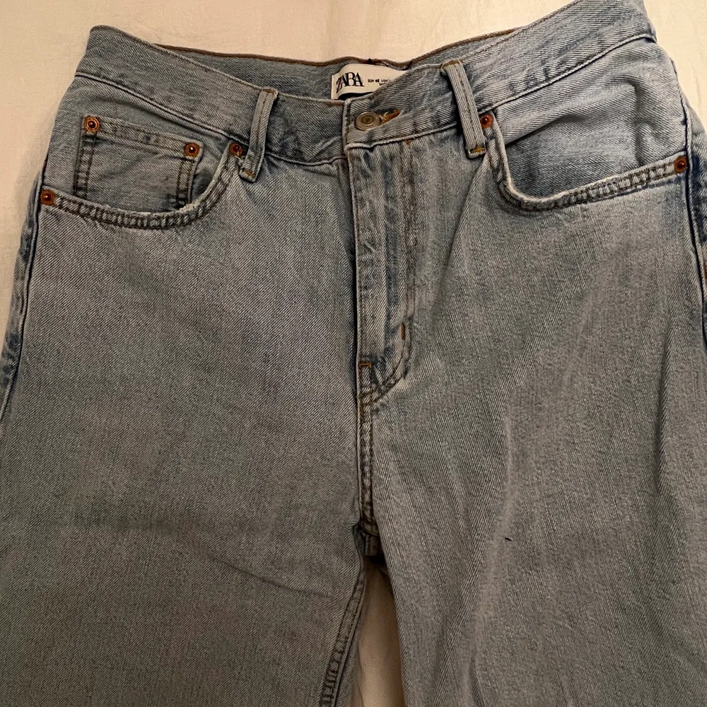 Ljusa jeans med hål vid ena knät från Zara. Storlek 36. Knappt använda så i väldigt fint skick! . Jeans & Byxor.