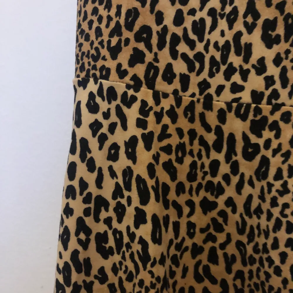 Leopard klänning med knyte från H&M, snygg till sommaren men passar även med svarta strumpbyxor.. Klänningar.