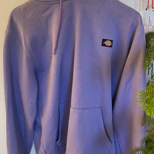 Dickies hoddie  - Säljer min fina lila dickies hoddie som inte kommer till användning längre, den är i storlek S men skulle säga att den passar XS oxkså. köpt för 500-600 kr och säljer för 250kr💜