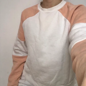 crewneck - Vit och aprikos crewneck från Monki, super skönt material!