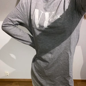 Grå sweatshirt klänning - Ljusgrå sweatshirtklänning från hm, storlek 36! New york detalj