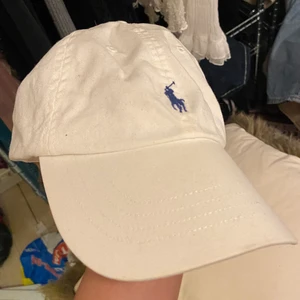 Keps - Vit keps från Ralph lauren med blått märke. Går att välja storlek bak. Inga fläckar eller hål. Skriv vid funderingar! 😇